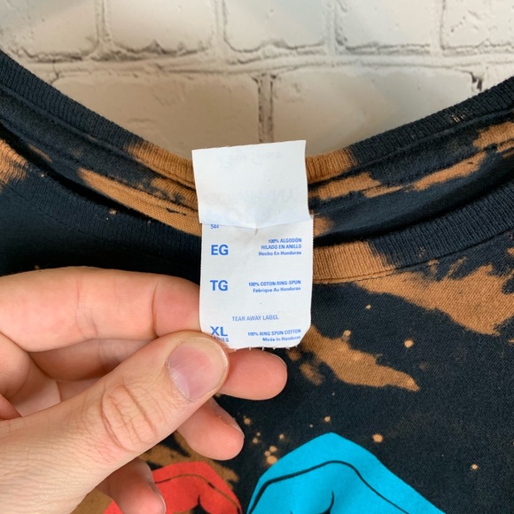 LOVE HAS NO BORDERS crop top - Picture 2 of 3